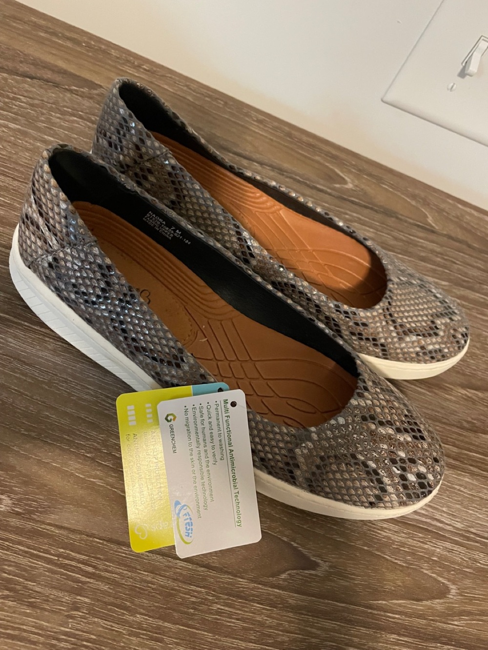 Baretraps Nadra Slip-on Flats Size 7 Black Tan Snakeskin Normcore Athleisure